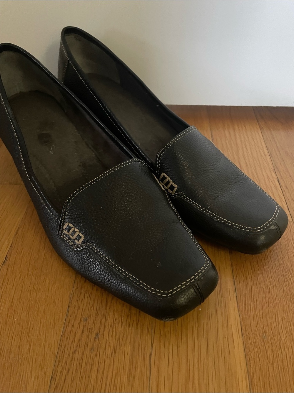 AEROSOLES woman’s Black Leather Slip-On Loafers